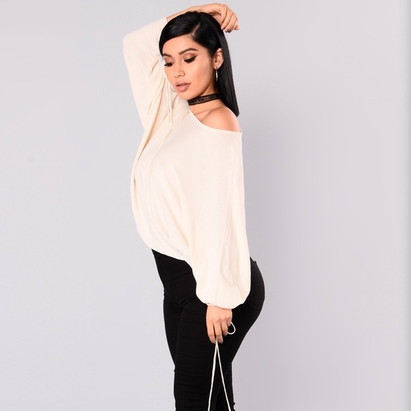 (SOLD) Most Girls Top - Picture 4 of 4